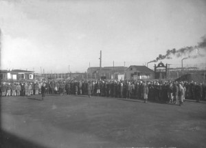 Frauenbrigaden auf dem Lagerplatz vor dem Abmarsc