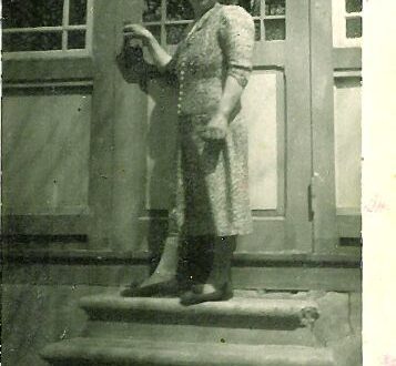 Frieda Recht (Senger) circa 1940 Zuhause