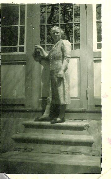 Frieda Recht (Senger) circa 1940 Zuhause